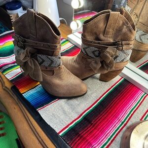 New not rated tan/Brown beaded Western Ankle Boots